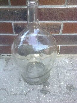 Demižony ,hasiaci prístroj ,  bandasky.....