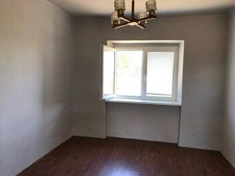 IBA U NÁS Na predaj starší 2-izbový rodinný dom s garážou  