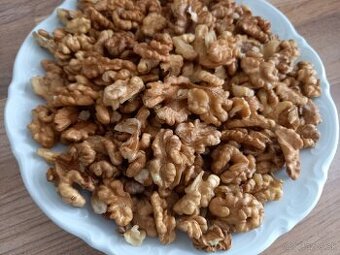 Ponúkam na predaj tohtoročne domáce  vlašské. lúpané orechy