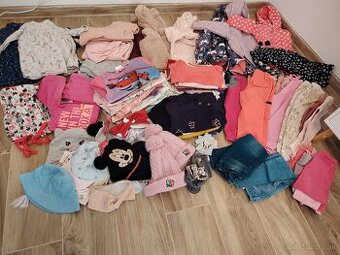 Balík oblečenia dievča