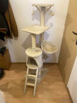 Škrábadlo a strom pre mačky