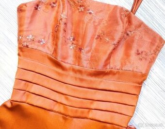 NOVÉ PLESOVÉ/SPOLOČENSKÉ ŠATY/venček SATÉNOVÉ Č.S