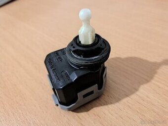 Motorček nastavenia svetlometu Škoda Fabia 1