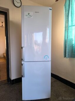 Chladnička s mrazničkou Beko.