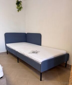 Posteľ s matracom – pekná, moderná