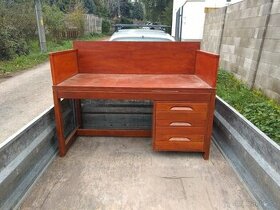 Stôl prerobený na sedačku so šuflíkmi
