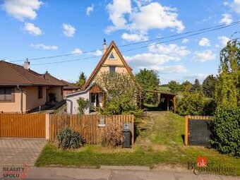 Rodinný dom s veľkým pozemkom, dvomi terasami a krbom – Čenk