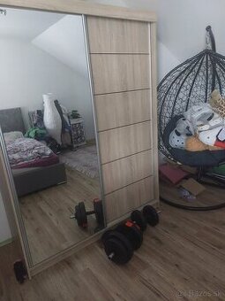 Skriňa s posuvnými dverami
