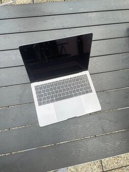 MacBook Pro 13” (2017, Silver)