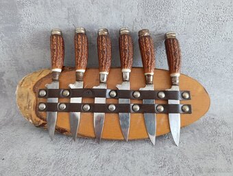 6ks malých nožíku na dřevěné podložce na zavěšení - 1