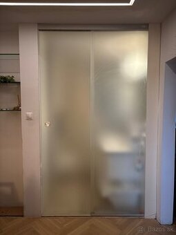 Sklenená stena s posuvnými dverami