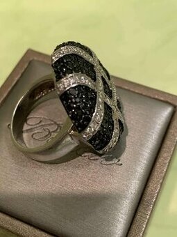 Luxusný mohutný strieborný trblietavý prsteň