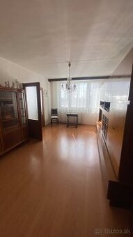 Priestranný 3-izbový byt s loggiou a obrovským potenciálom