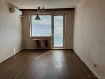 2-izbový byt - Kpt. Jaroša, pôvodný stav, 58m2 + loggia, 8p.