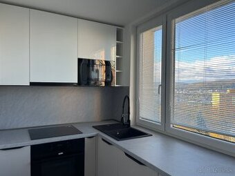 KOMPLETNÁ REKONŠTRUKCIA-moderný 3 izbový byt s loggiou