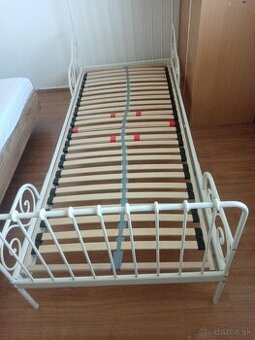 Biela kovová posteľ