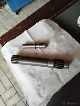 Spojkou hriadeľ a hriadeľ náhonu čerpadla