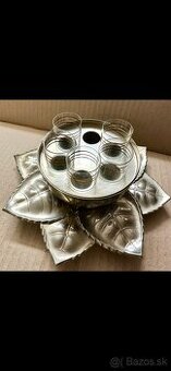 Karafi, sklenky, irisovane vázy