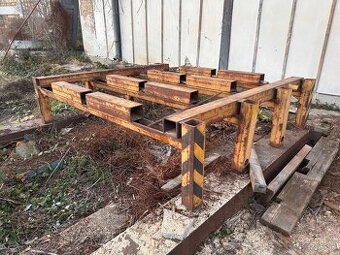 Kovový rám podstavec