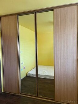 Šatníková skrina s posuvnými dverami