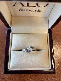 Zásnubný prsteň z bieleho zlata s diamantmi