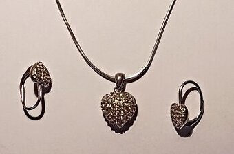 Strieborná retiazka s príveskom a náušnicami