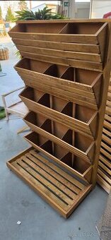 Drevený regál na kvety