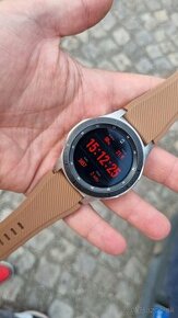 Samsung Galaxy Watch 46mm - zachovalé, s nabkou