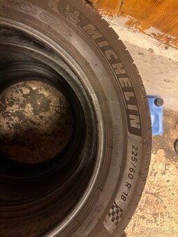 225/60R18