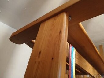 Darujem jednolozkovu drevenu postel aj s rostom.