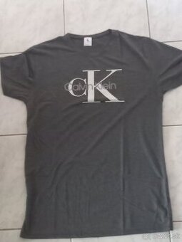 tricko calvin klein, sede
