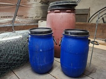 Malé plastové sudy