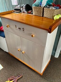 Prebalovacia komoda a detska postielka