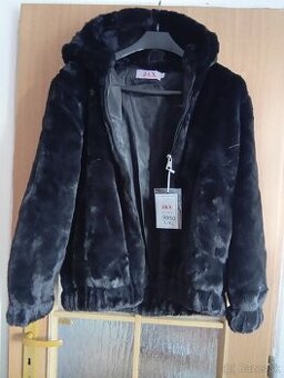 Bundička na zips s kapucňou.