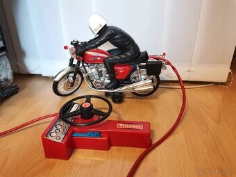 Motocykel na bowdenové ovládanie.