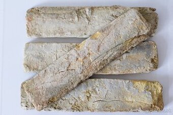 Ručne rezaný rustikálny tehlový obklad - krajný rez biely