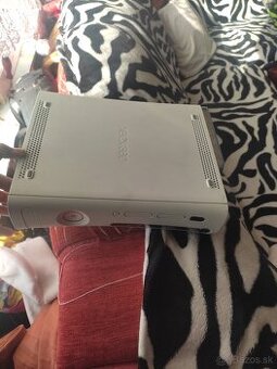 Mám na predaj Xbox 360 plni funkčnú