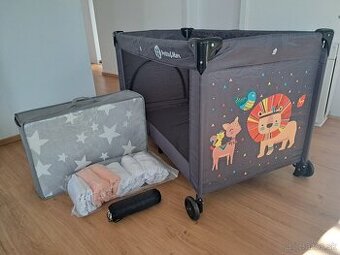 Petite&Mars cestovná postieľka Koot Lion Grey