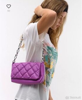 Ružová cyklámenová kabelka zo striebornou retiazkou