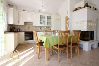 Elegantný, kompletne zariadený rodinný dom s  dvojgarážou