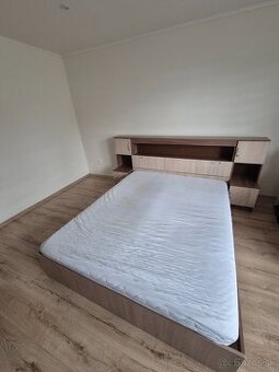 Manželská posteľ + matrac a stolíky 160x200