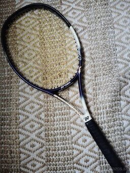Predam tenis raketu Yonex