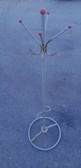 Predam kovový vešiak do dielne