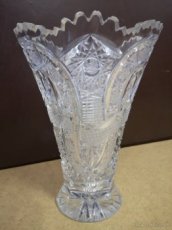 Vybrúsená sklenena váza