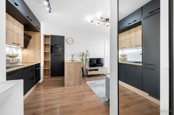 NA PRENÁJOM; Fenomenálny 2,5-izbový apartmán s garážovým stá