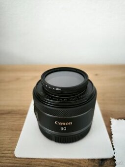 Canon RF 50mm F1.8 STM s príslušenstvom