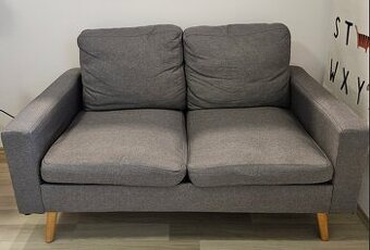 Šedá pohovka 132x76x83cm (rezervovaná)