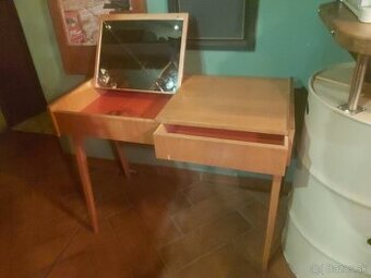 Rôzne typy a veĺkosti stoly, stolíky