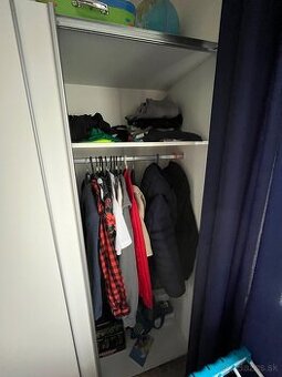 Skriňa s posúvanímy dverami