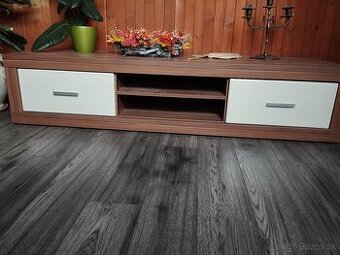 Skrinka pod tv